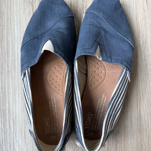 Stylish Navy and White Toms for Women size 6 - Picture 2 of 6